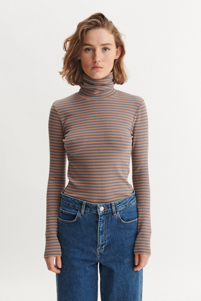 Basic Apparel Ludmilla High-neck T-shirts 836 Portabella / poppy seed